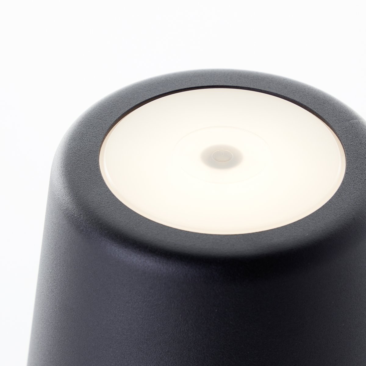 Kaami 37cm Negro mate portátil De Brilliant - La l&aacute;mpara de mesa dispone de un regulador t&aacute;ctil y ofrece una agradable luz blanca c&aacute;lida (3000 K, 310 l&uacute;menes).