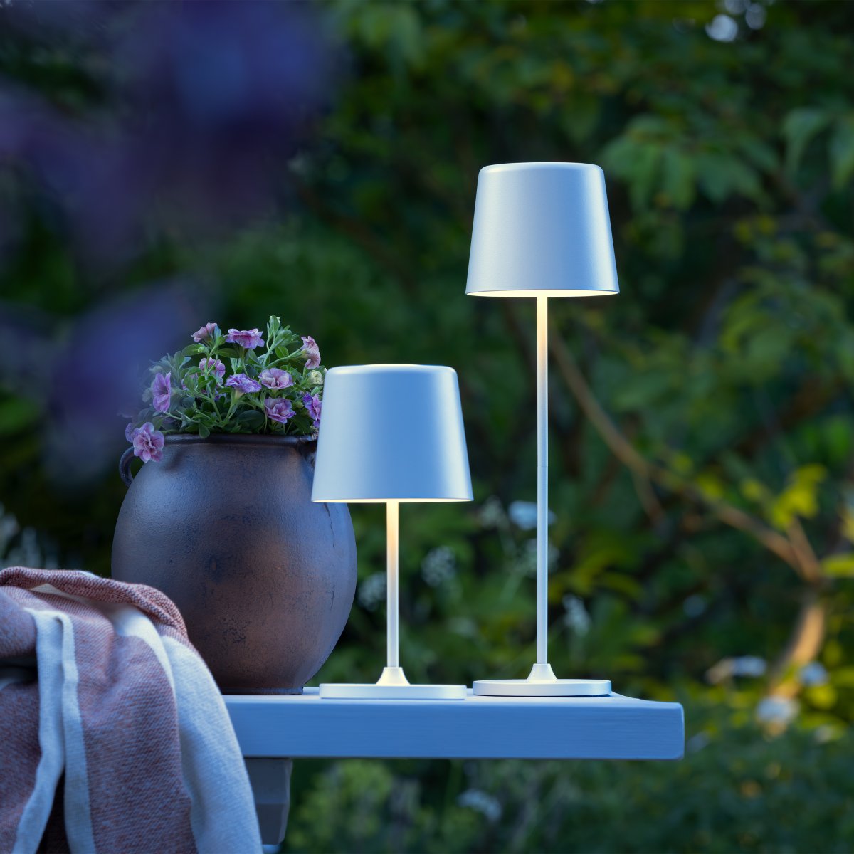 Kaami 37cm Blanco mate portátil De Brilliant - La l&aacute;mpara de mesa dispone de un regulador t&aacute;ctil y ofrece una agradable luz blanca c&aacute;lida (3000 K, 310 l&uacute;menes).