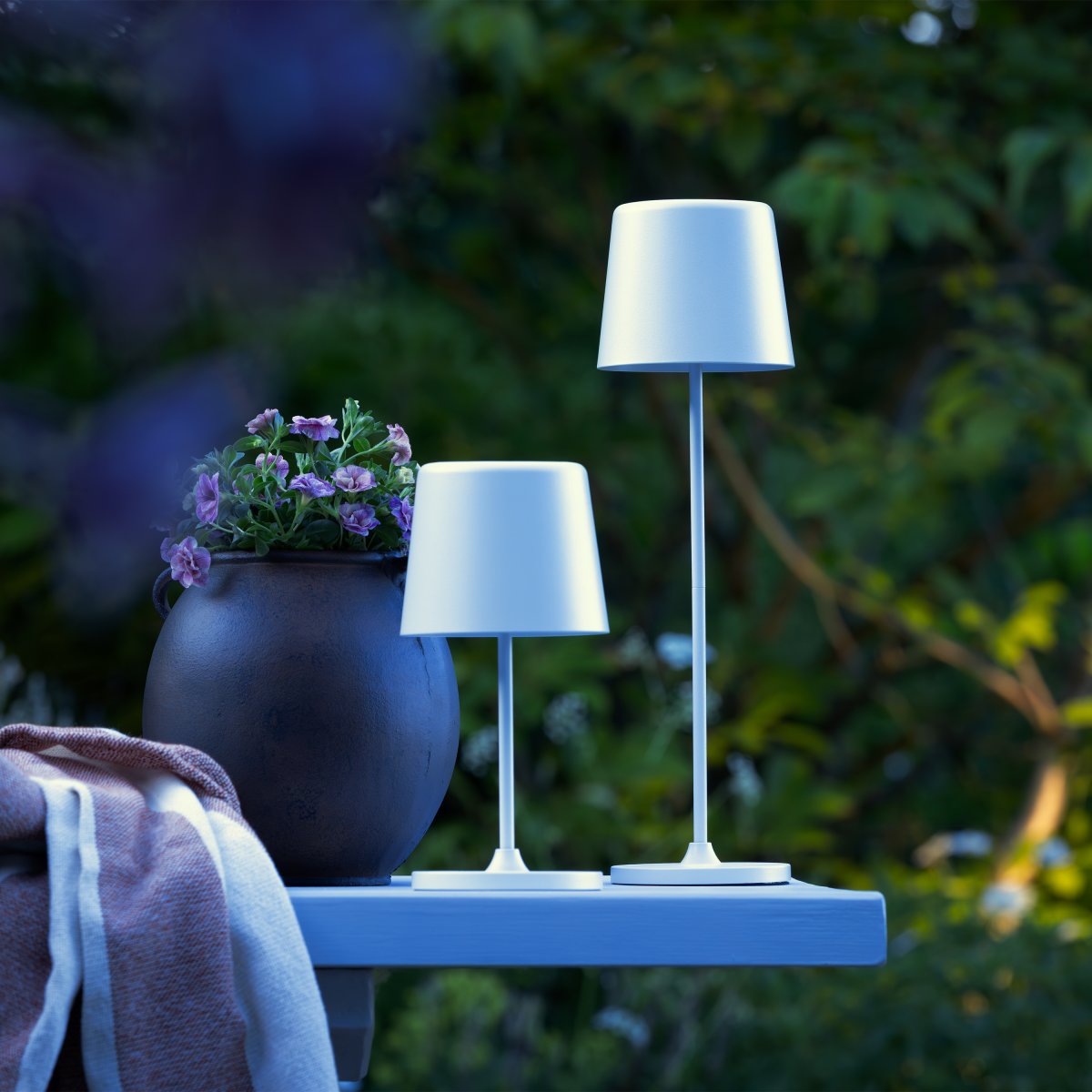 Kaami 37cm Blanco mate portátil De Brilliant - La l&aacute;mpara de mesa dispone de un regulador t&aacute;ctil y ofrece una agradable luz blanca c&aacute;lida (3000 K, 310 l&uacute;menes).