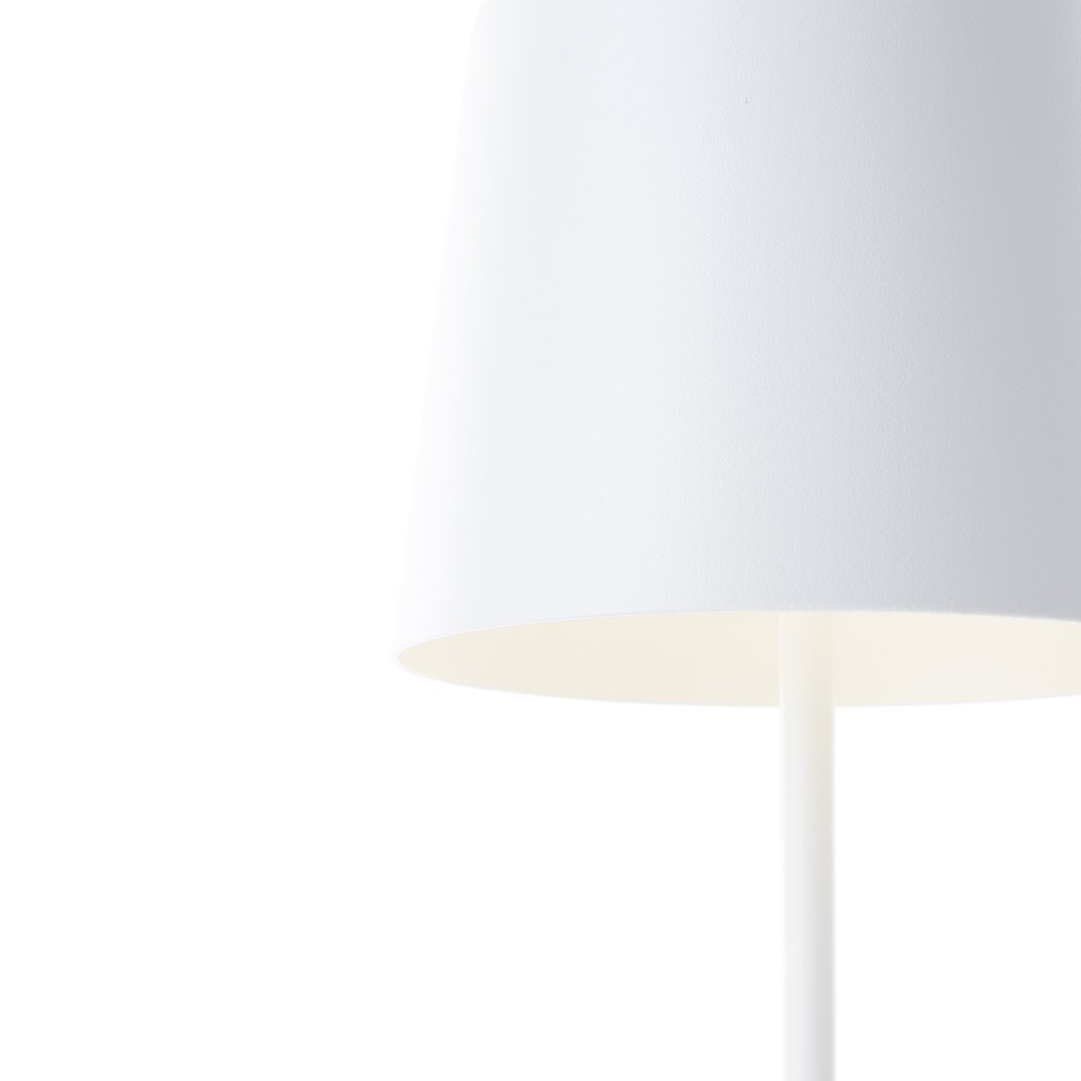 Kaami 37cm Blanco mate portátil De Brilliant - La l&aacute;mpara de mesa dispone de un regulador t&aacute;ctil y ofrece una agradable luz blanca c&aacute;lida (3000 K, 310 l&uacute;menes).