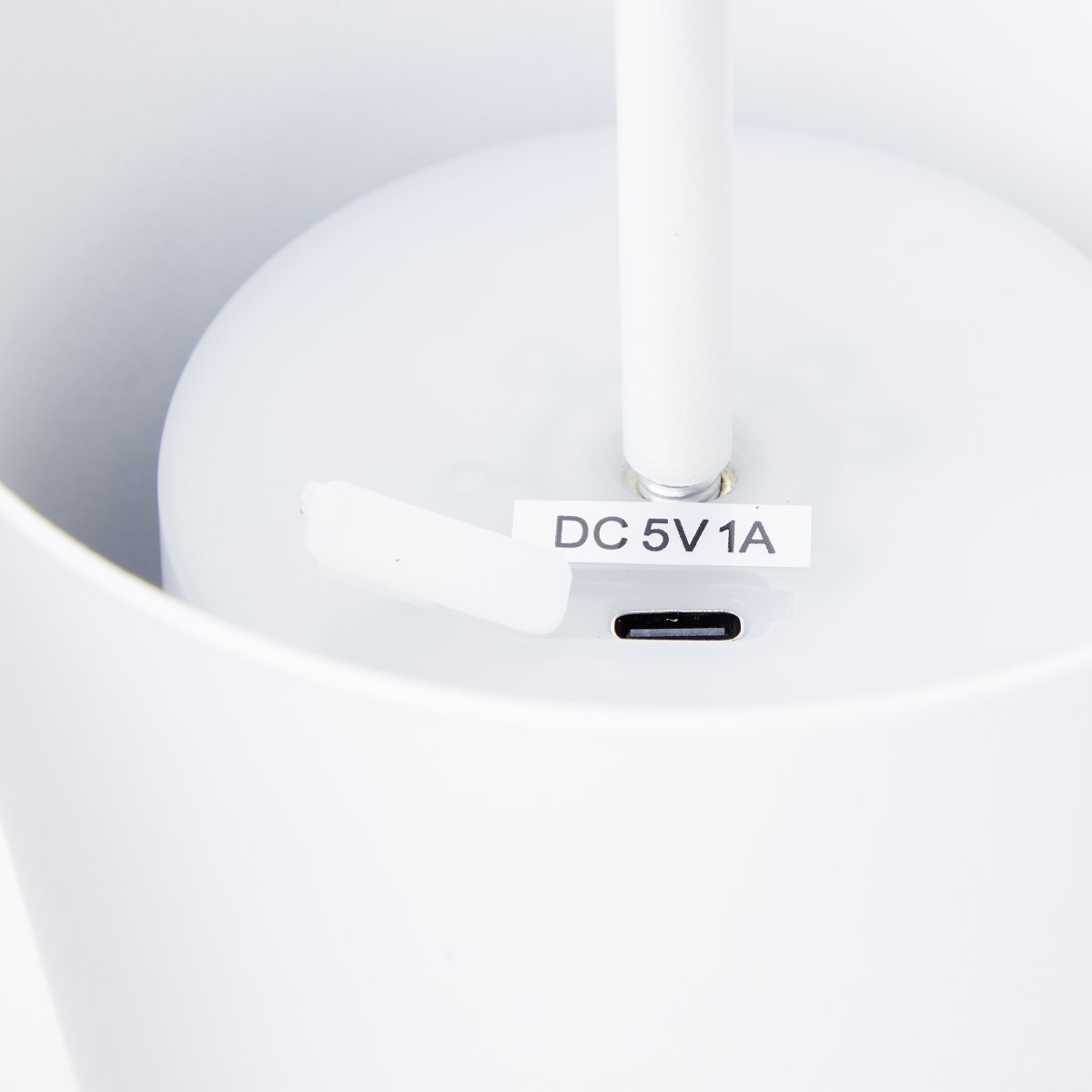Kaami 37cm Blanco mate portátil De Brilliant - La l&aacute;mpara de mesa dispone de un regulador t&aacute;ctil y ofrece una agradable luz blanca c&aacute;lida (3000 K, 310 l&uacute;menes).