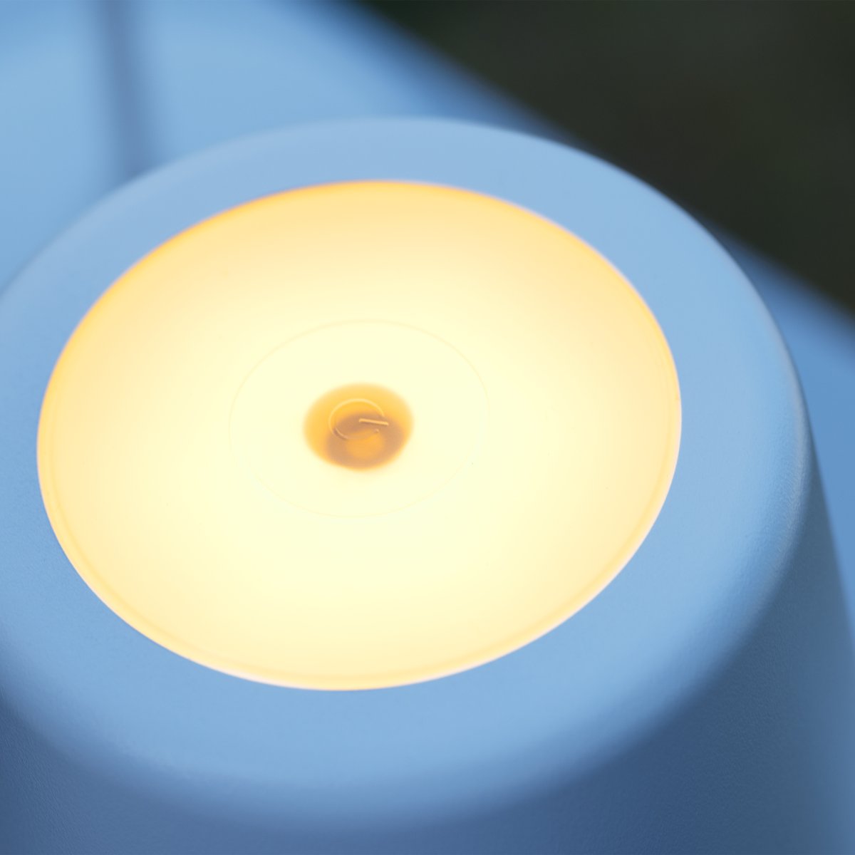 Kaami 37cm Blanco mate portátil De Brilliant - La l&aacute;mpara de mesa dispone de un regulador t&aacute;ctil y ofrece una agradable luz blanca c&aacute;lida (3000 K, 310 l&uacute;menes).