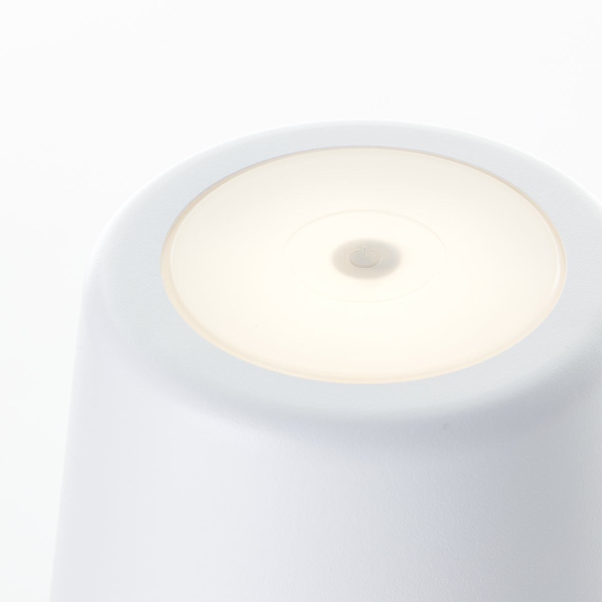 Kaami 37cm Blanco mate portátil De Brilliant - La l&aacute;mpara de mesa dispone de un regulador t&aacute;ctil y ofrece una agradable luz blanca c&aacute;lida (3000 K, 310 l&uacute;menes).