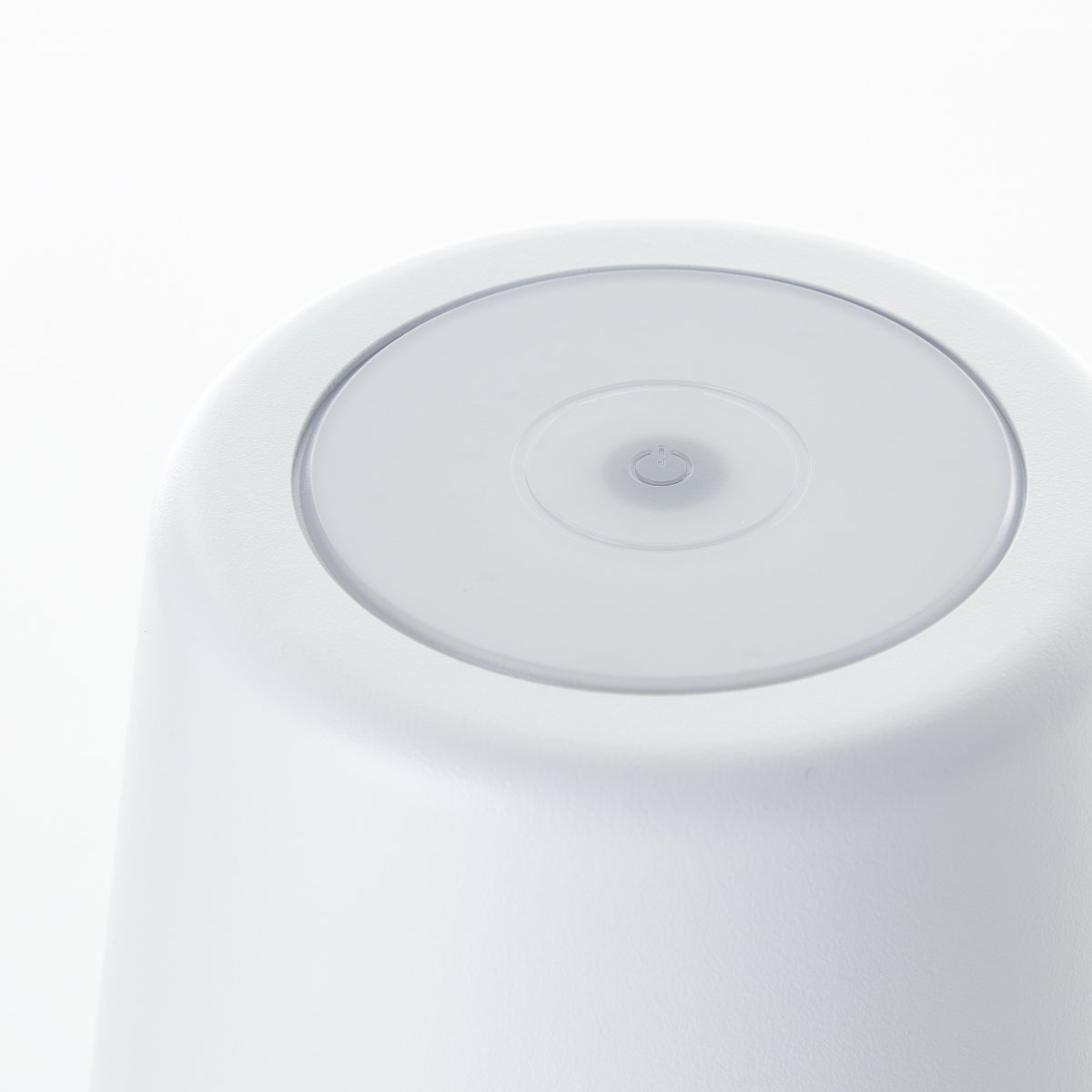 Kaami 37cm Blanco mate portátil De Brilliant - La l&aacute;mpara de mesa dispone de un regulador t&aacute;ctil y ofrece una agradable luz blanca c&aacute;lida (3000 K, 310 l&uacute;menes).
