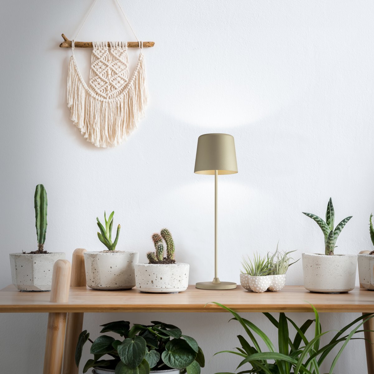 Kaami 37cm Capuchino mate portátil De Brilliant - La l&aacute;mpara de mesa dispone de un regulador t&aacute;ctil y ofrece una agradable luz blanca c&aacute;lida (3000 K, 310 l&uacute;menes).