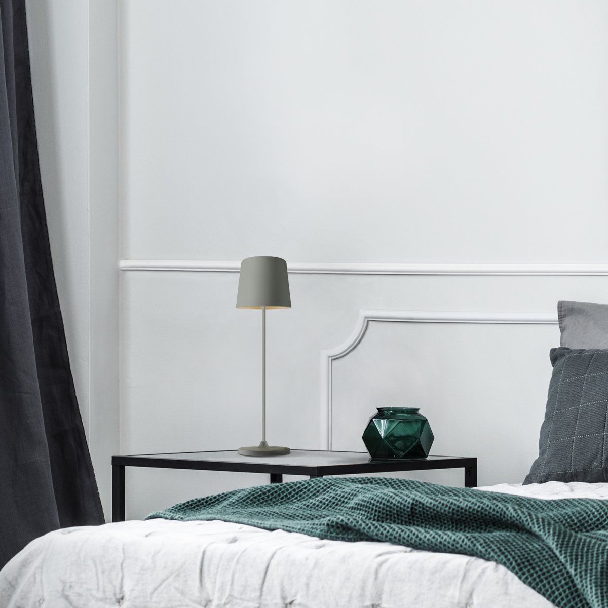 Kaami 37cm Gris mate portátil De Brilliant - La l&aacute;mpara de mesa dispone de un regulador t&aacute;ctil y ofrece una agradable luz blanca c&aacute;lida (3000 K, 310 l&uacute;menes).