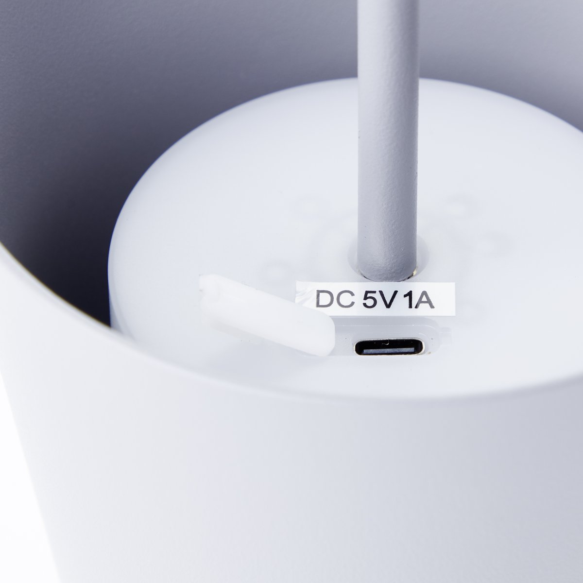 Kaami 37cm Gris mate portátil De Brilliant - La l&aacute;mpara de mesa dispone de un regulador t&aacute;ctil y ofrece una agradable luz blanca c&aacute;lida (3000 K, 310 l&uacute;menes).