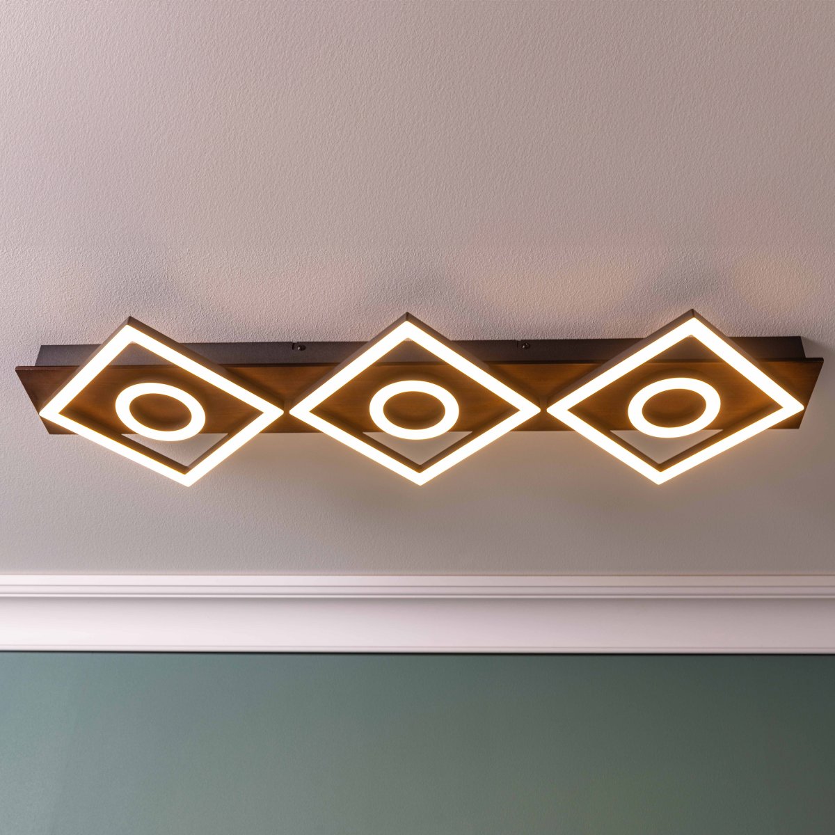Maureen 88cm madera oscura plafón De Brilliant - Maureen tambi&eacute;n cuenta con un regulador de intensidad de 3 etapas incorporado, lo que le permite ajustar f&aacute;cilmente la iluminaci&oacute;n a sus necesidades a trav&eacute;s del interruptor de pared: desde una luz suave y atmosf&eacute;rica hasta una iluminaci&oacute;n fuerte y brillante.