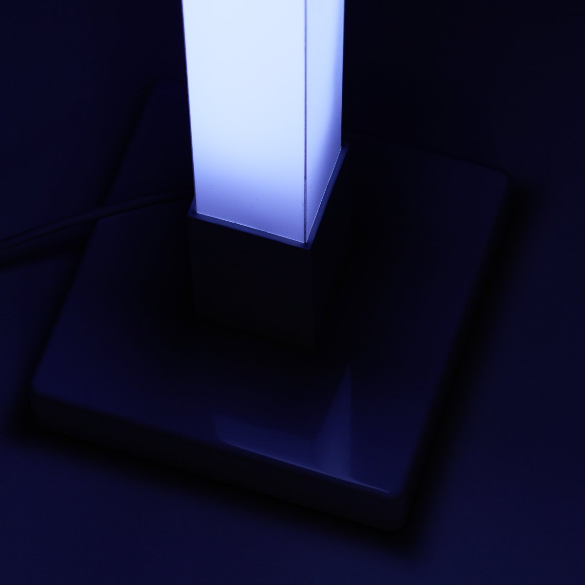 Neele Blanco lámpara de pie De Brilliant - La lámpara de pie LED Neele con iluminación RGB crea un juego de luz dinámico que se puede adaptar a diferentes estados de ánimo y combinaciones de colores.