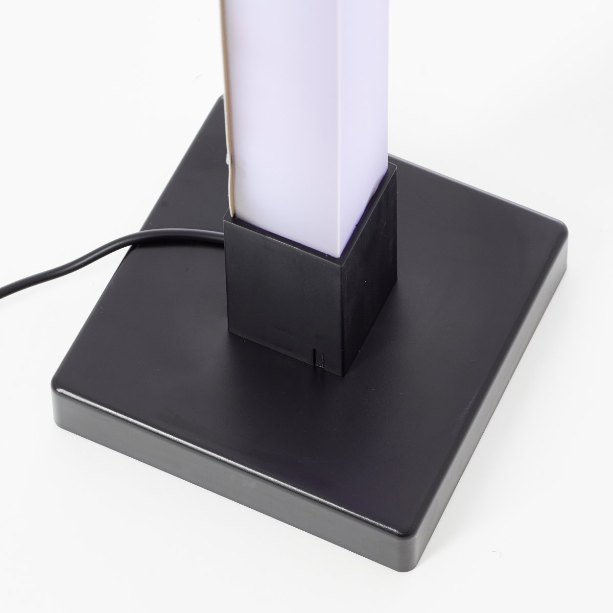 Neele Negro lámpara de pie De Brilliant - La lámpara de pie LED Neele con iluminación RGB crea un juego de luz dinámico que se puede adaptar a diferentes estados de ánimo y combinaciones de colores.