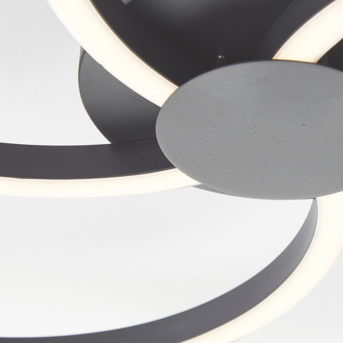 Fico Ø52 Negro plafón De Brilliant - Tiene un diámetro de 52 cm y una luminosidad de 3300 lúmenes, creando un ambiente luminoso y acogedor en cualquier estancia.
