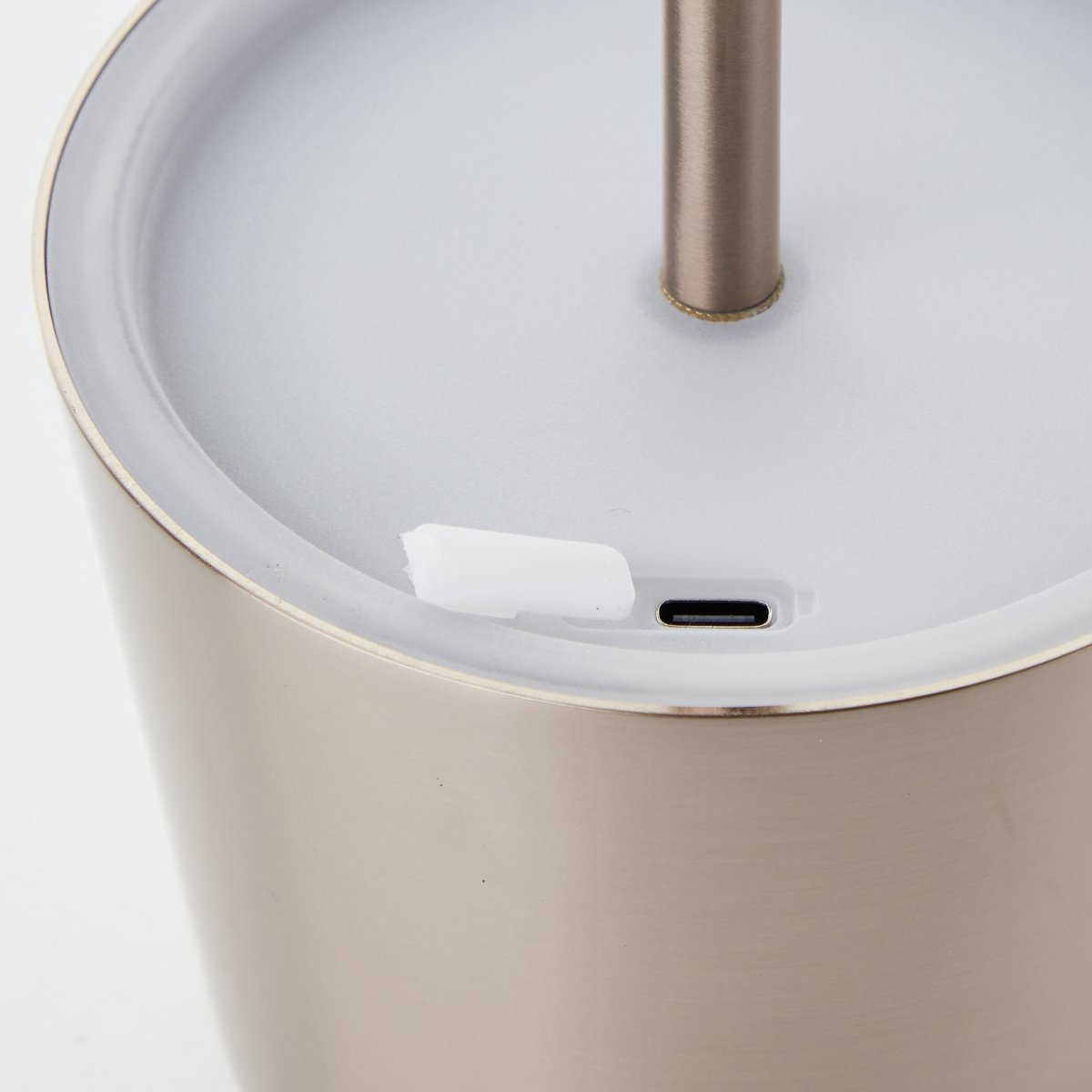 Xaana 37cm Cobre claro portátil De Brilliant - La l&aacute;mpara es de alta calidad y tiene un grado de protecci&oacute;n IP44, lo que la convierte en un compa&ntilde;ero confiable en el jard&iacute;n, en el balc&oacute;n o en la terraza.
