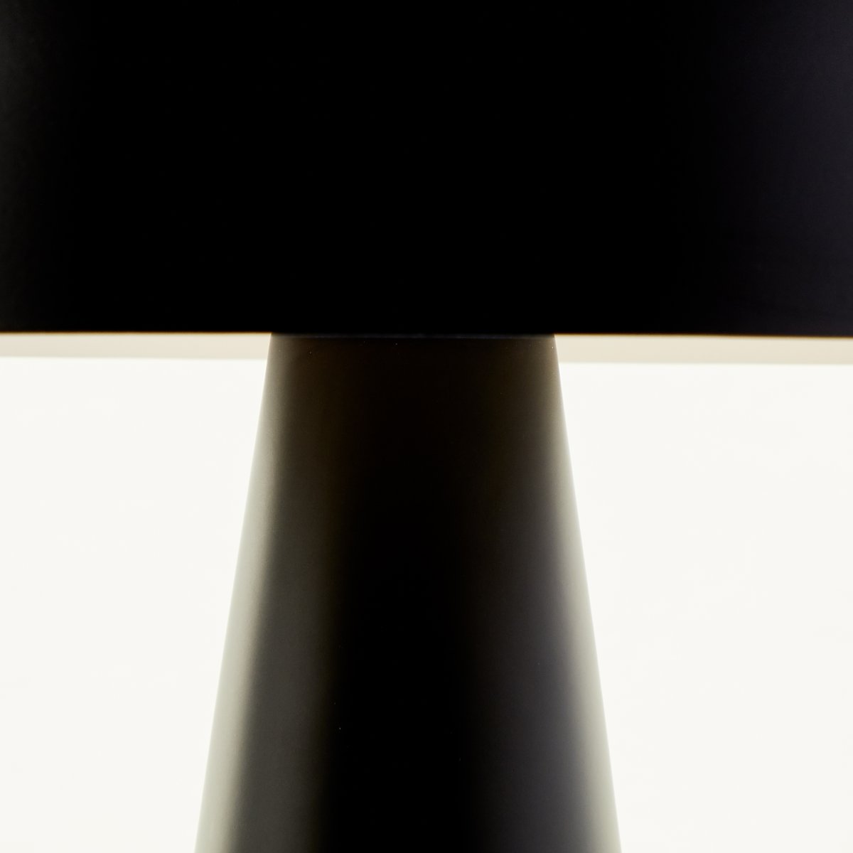 Sigrun 33cm Negro lámpara de mesa De Brilliant - La l&aacute;mpara de mesa Sigrun es una l&aacute;mpara elegante y moderna fabricada en metal con acabado negro.