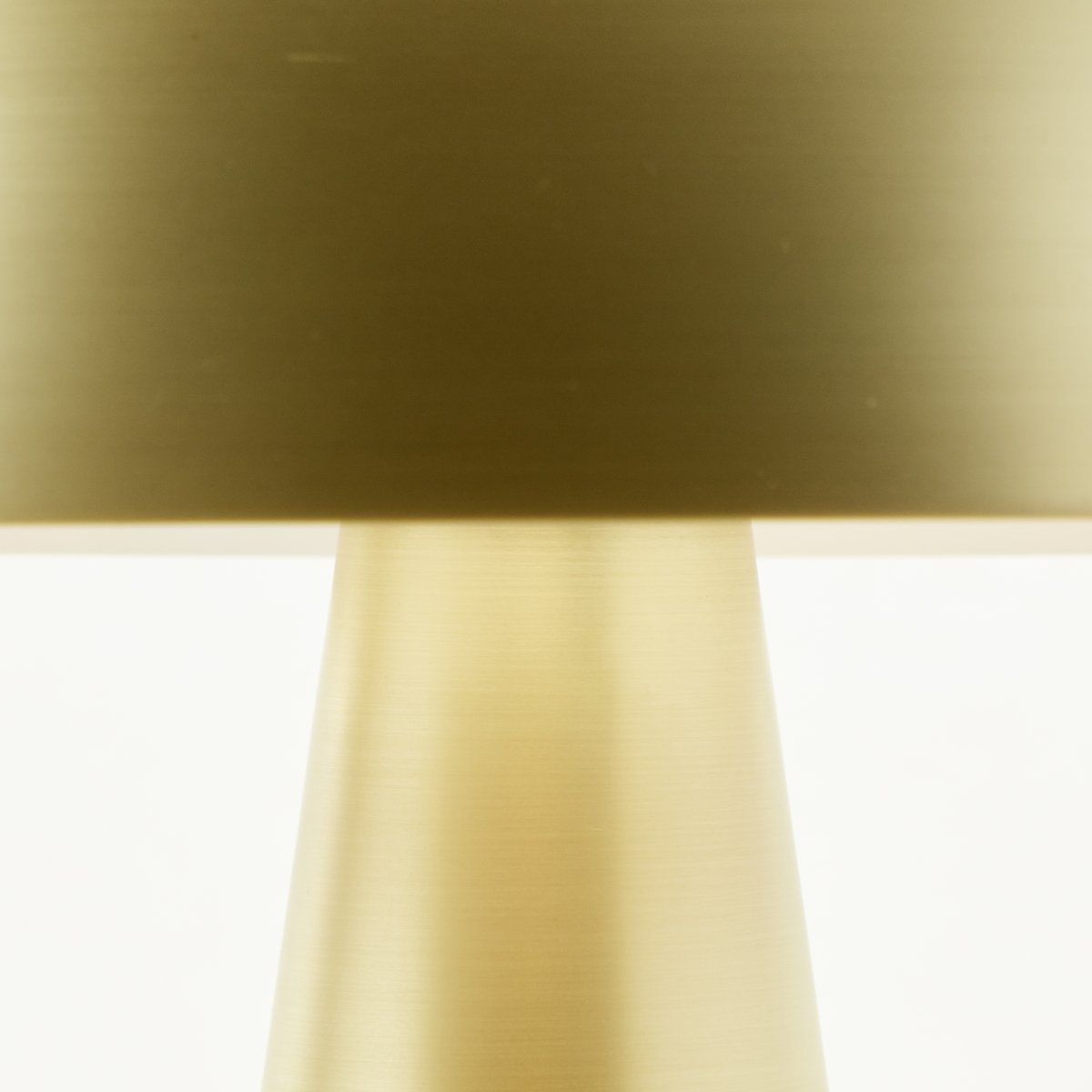 Sigrun 33cm Oro mate lámpara de mesa De Brilliant - La l&aacute;mpara de mesa Sigrun es una l&aacute;mpara elegante y estilosa fabricada en metal con un acabado moderno en oro mate.