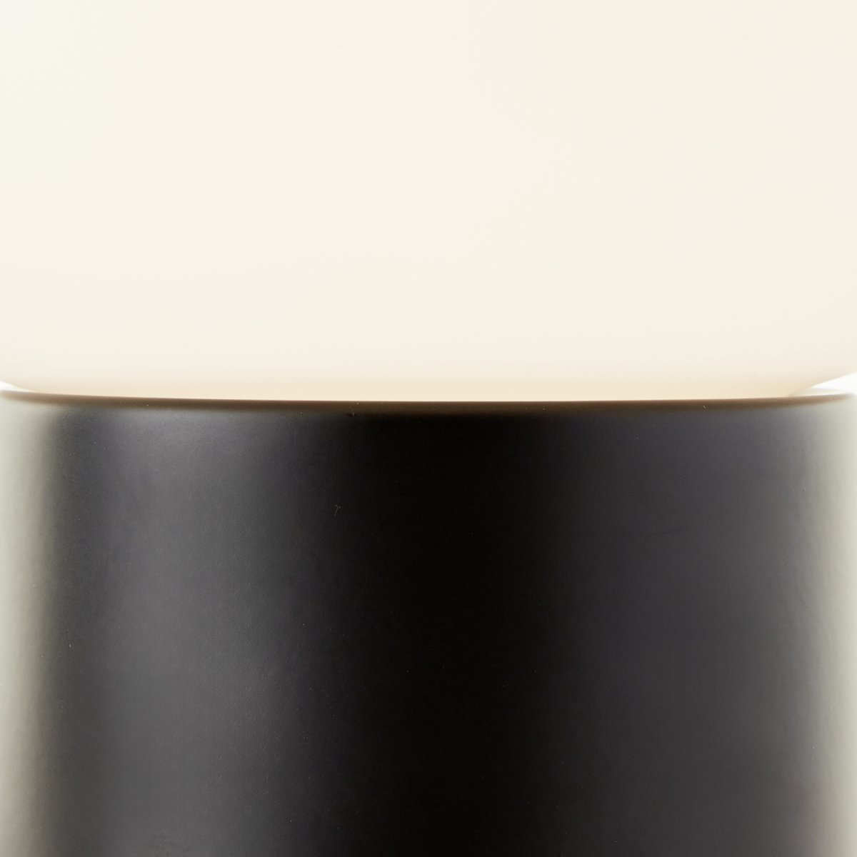 Camille 20cm Negro lámpara de mesa De Brilliant - Con un di&aacute;metro de 17 cm y una altura de 20 cm, Camille es a la vez pr&aacute;ctica y decorativa.