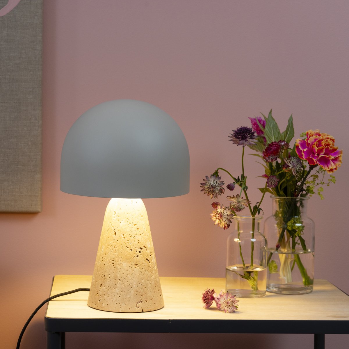 Nalam 30cm Beige lámpara de mesa De Brilliant - La lámpara de mesa Nalam combina un diseño moderno y una elegancia natural con una elegante pantalla beige y una base resistente de piedra travertino artificial.