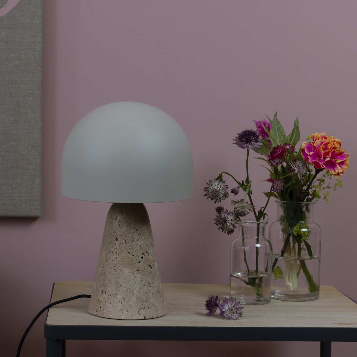 Nalam 30cm Beige lámpara de mesa De Brilliant - La lámpara de mesa Nalam combina un diseño moderno y una elegancia natural con una elegante pantalla beige y una base resistente de piedra travertino artificial.