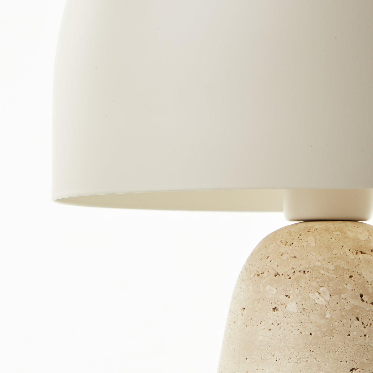 Nalam 30cm Beige lámpara de mesa De Brilliant - La lámpara de mesa Nalam combina un diseño moderno y una elegancia natural con una elegante pantalla beige y una base resistente de piedra travertino artificial.