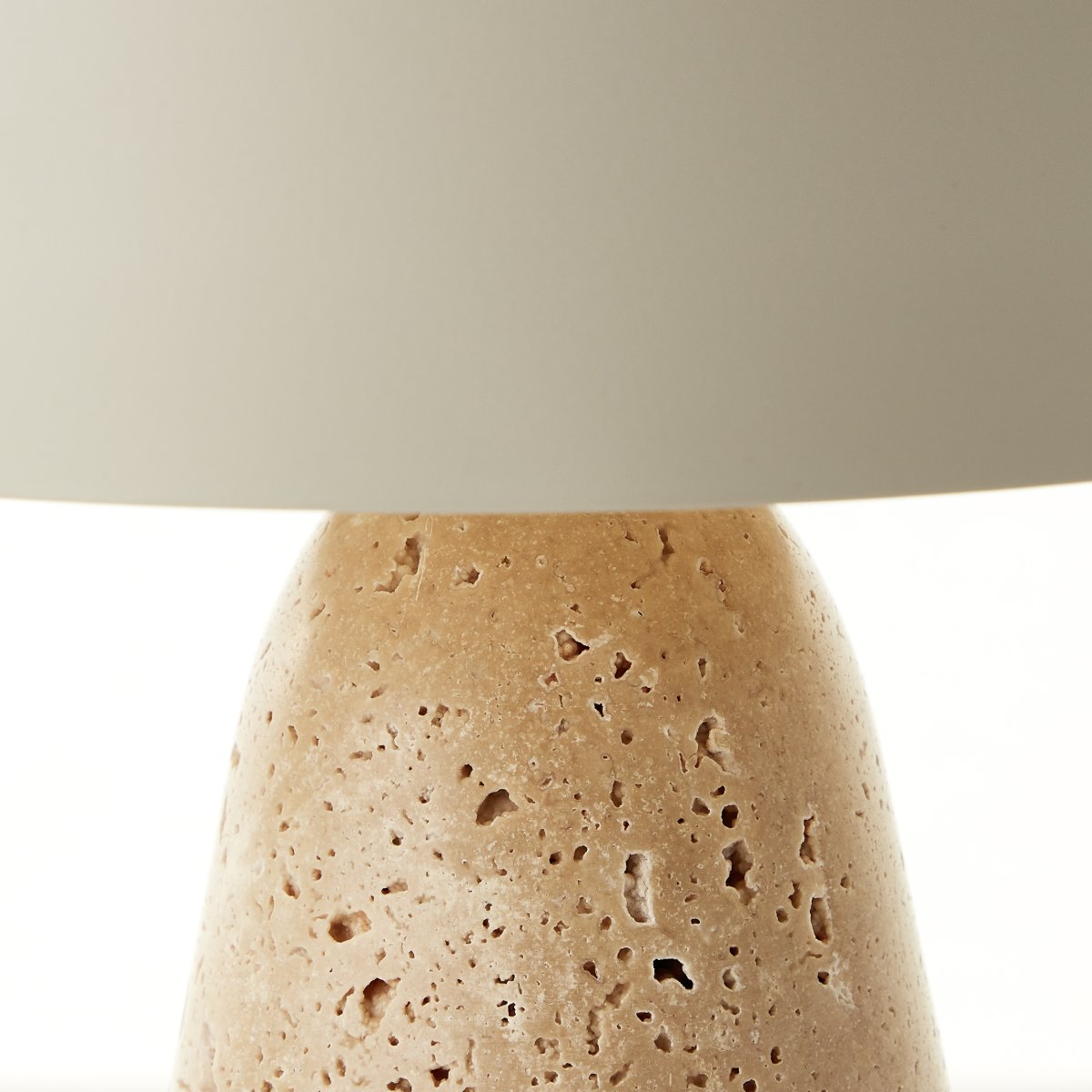 Nalam 30cm Beige lámpara de mesa De Brilliant - La lámpara de mesa Nalam combina un diseño moderno y una elegancia natural con una elegante pantalla beige y una base resistente de piedra travertino artificial.