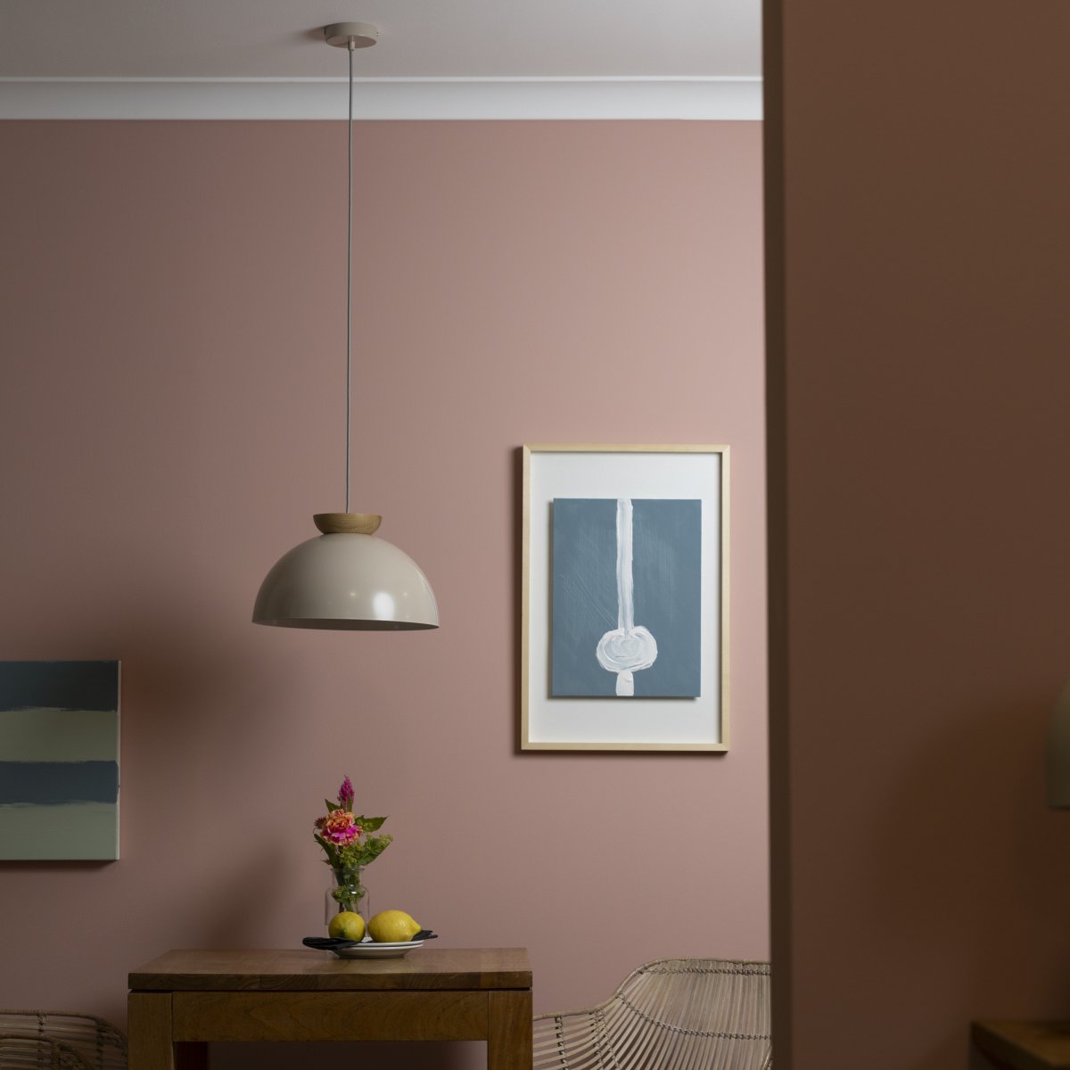 Nalam Ø35 Beige Lámpas de techo De Brilliant - La lámpara combina una pantalla de metal beige con un elegante elemento de travertino que crea una sensación atemporal.