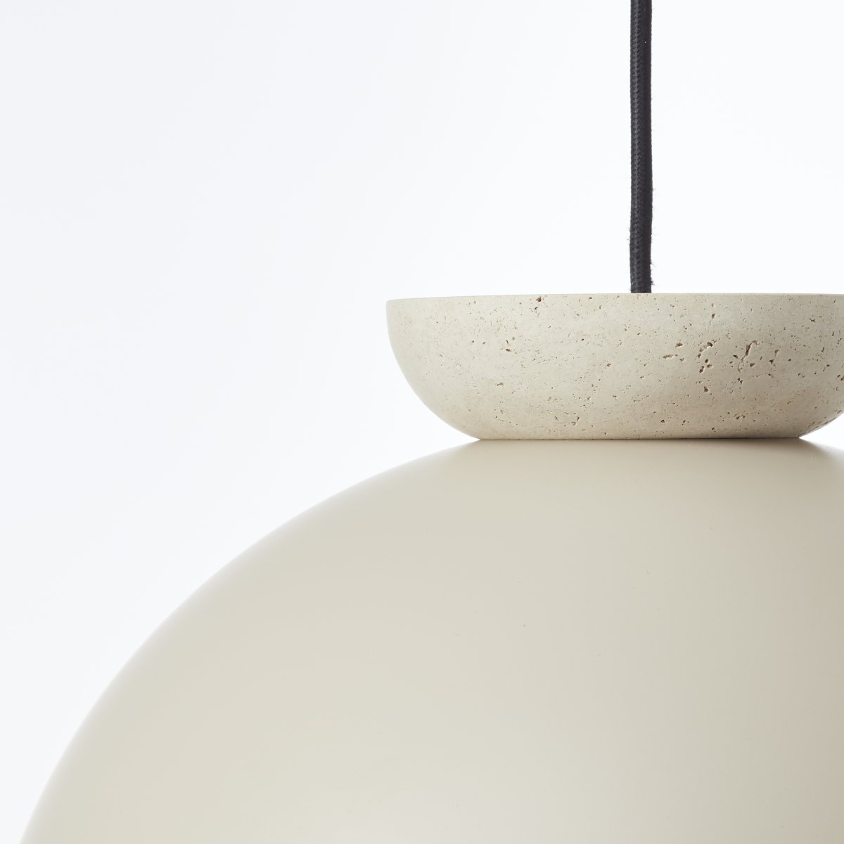 Nalam Ø35 Beige Lámpas de techo De Brilliant - La lámpara combina una pantalla de metal beige con un elegante elemento de travertino que crea una sensación atemporal.