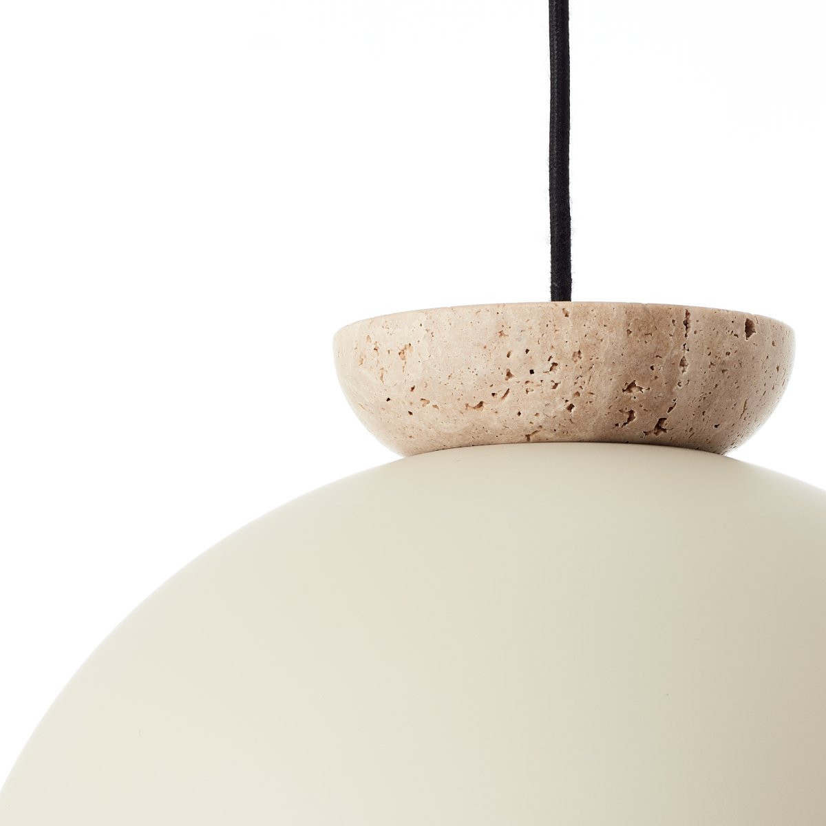 Nalam Ø35 Beige Lámpas de techo De Brilliant - La lámpara combina una pantalla de metal beige con un elegante elemento de travertino que crea una sensación atemporal.