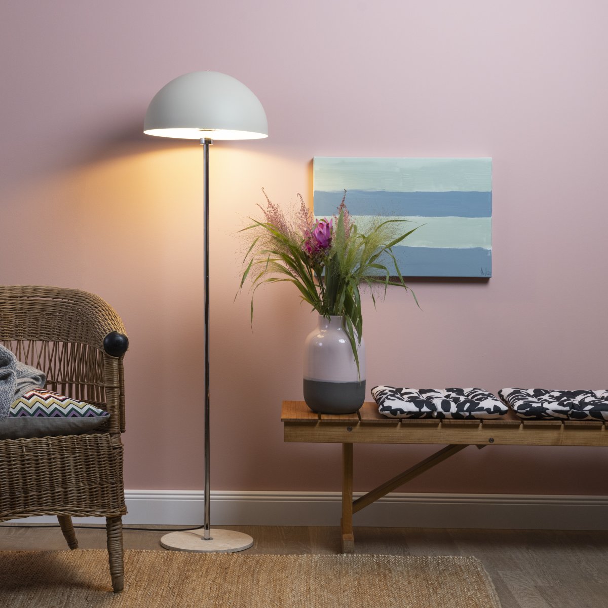 Lillian Beige lámpara de pie De Brilliant - La lámpara es fácil de instalar y se convertirá rápidamente en un elemento decorativo de su hogar.