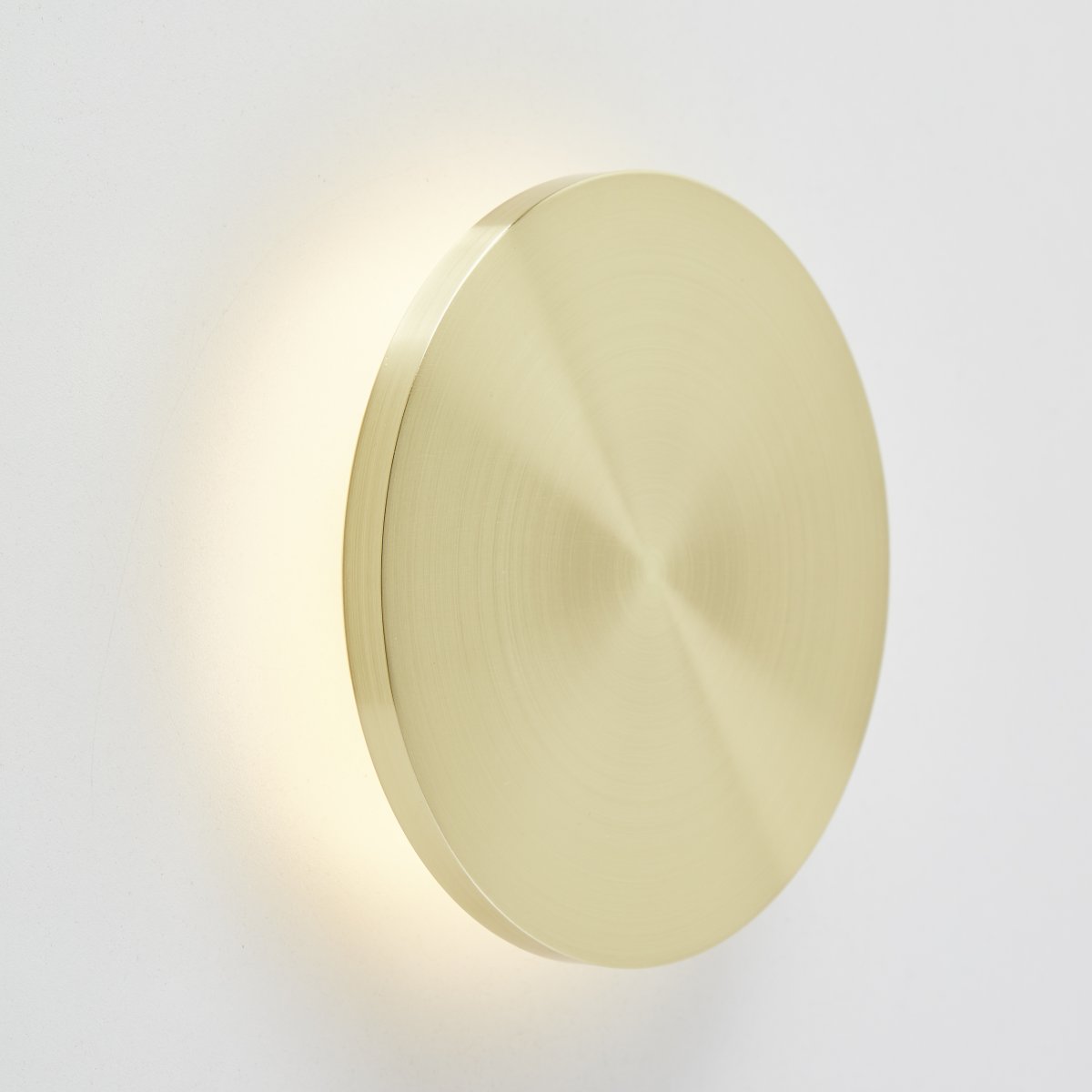 Shadow Ø15 Latón lámpara de pared De Brilliant - La lámpara de pared y techo LED Sahdow combina estilo y funcionalidad con su elegante diseño fabricado en aluminio y metal latón.