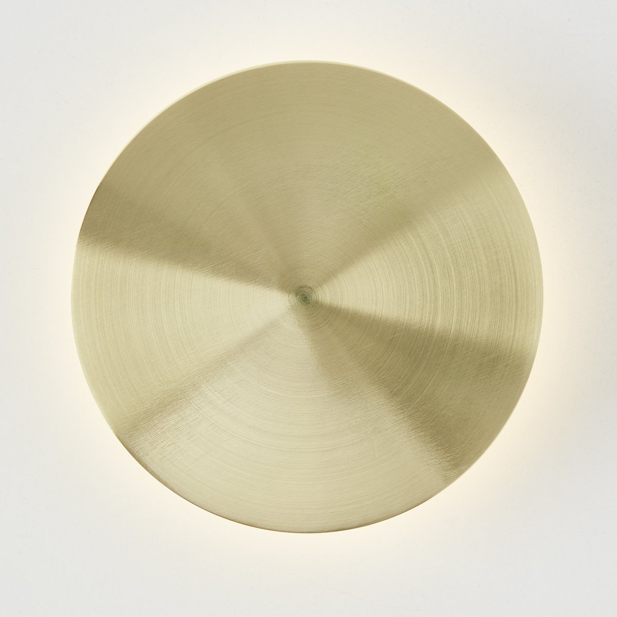 Shadow Ø15 Latón lámpara de pared De Brilliant - La lámpara de pared y techo LED Sahdow combina estilo y funcionalidad con su elegante diseño fabricado en aluminio y metal latón.