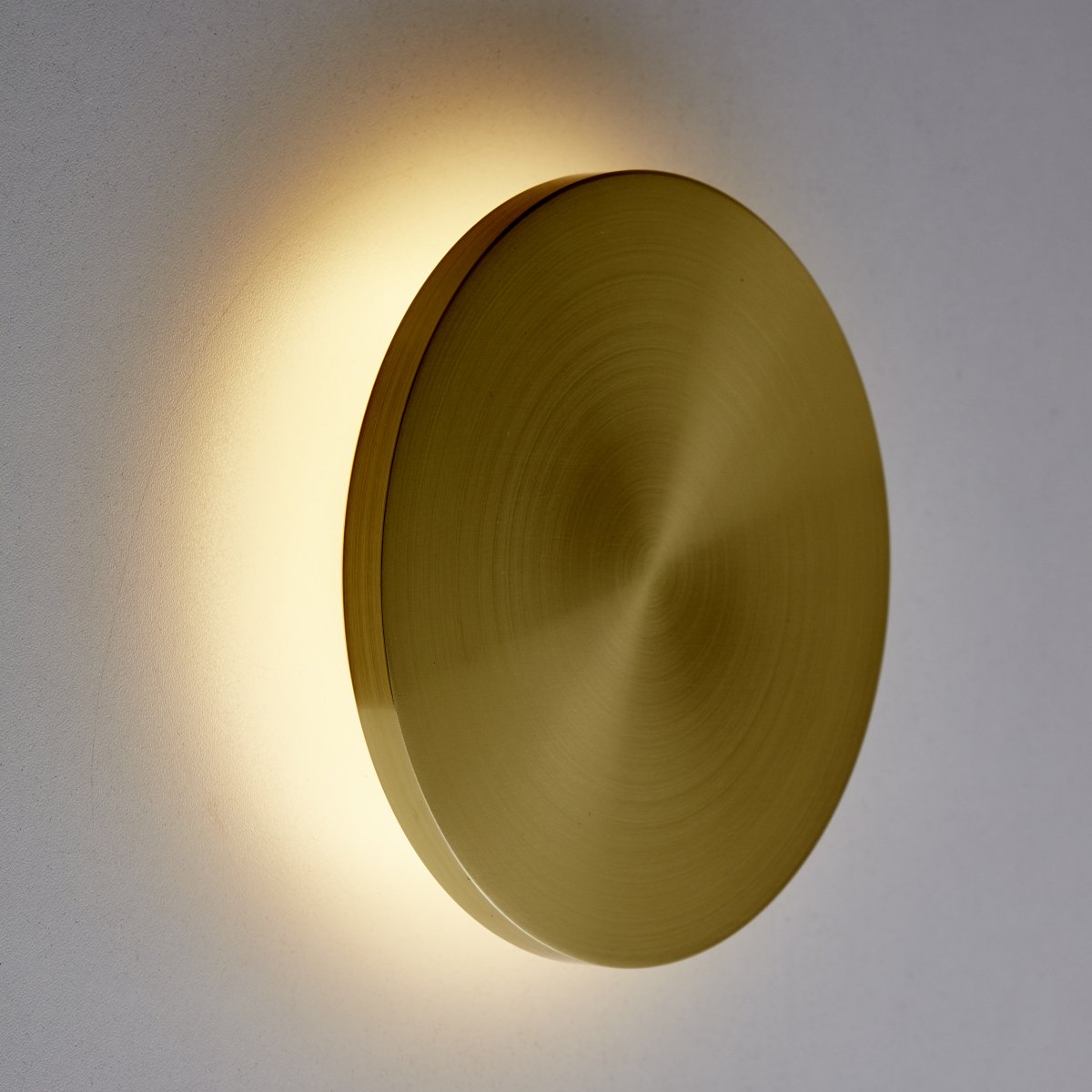 Shadow Ø15 Latón lámpara de pared De Brilliant - La lámpara de pared y techo LED Sahdow combina estilo y funcionalidad con su elegante diseño fabricado en aluminio y metal latón.