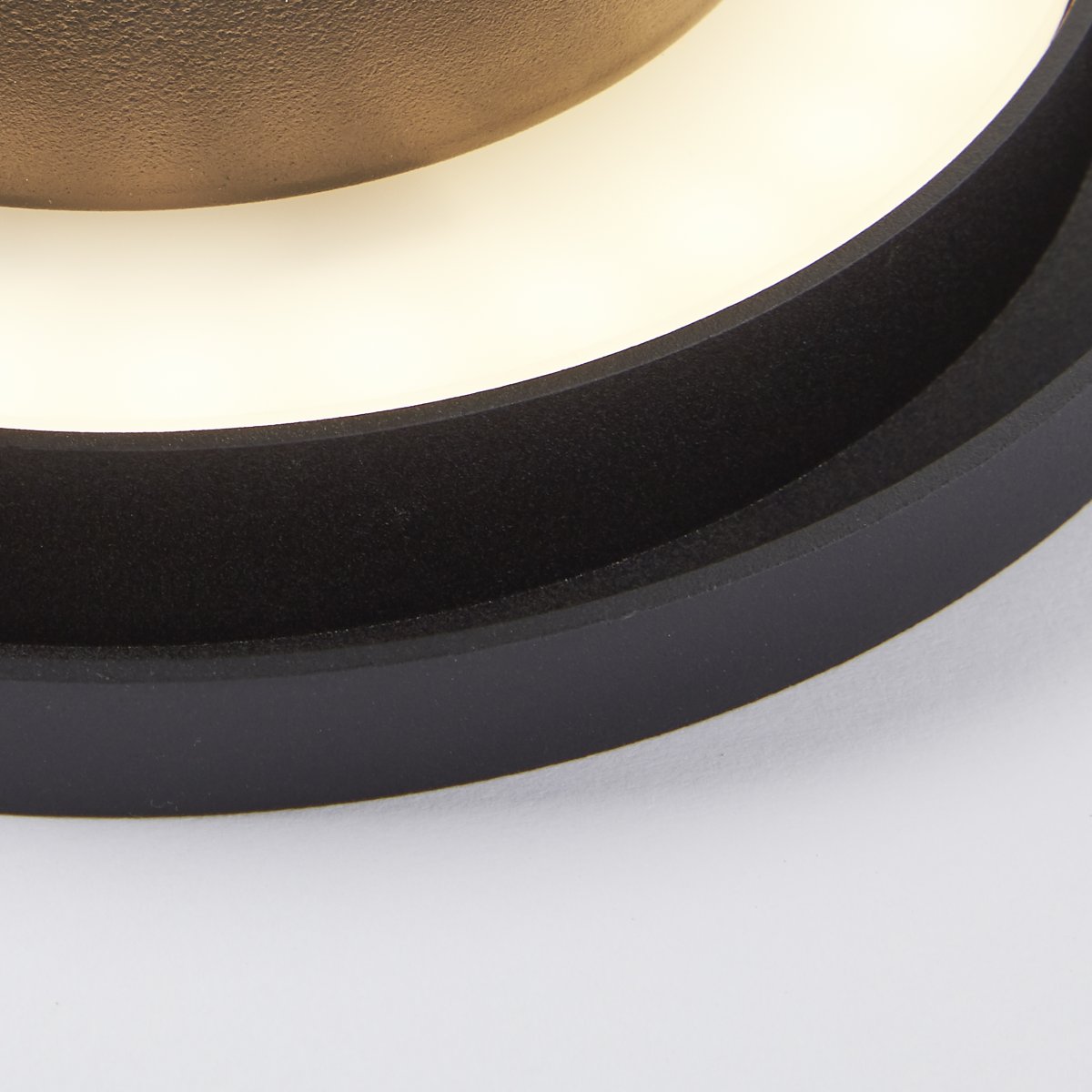 Shadow Ø15 Arena negra lámpara de pared De Brilliant - La l&aacute;mpara de pared y techo LED Sahdow combina estilo y funcionalidad con su elegante dise&ntilde;o fabricado en aluminio y metal en color negro arena.