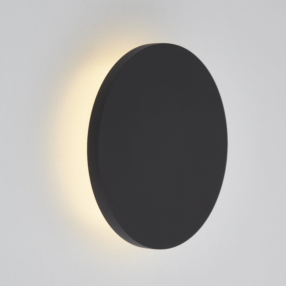 Shadow Ø15 Arena negra lámpara de pared De Brilliant - La l&aacute;mpara de pared y techo LED Sahdow combina estilo y funcionalidad con su elegante dise&ntilde;o fabricado en aluminio y metal en color negro arena.