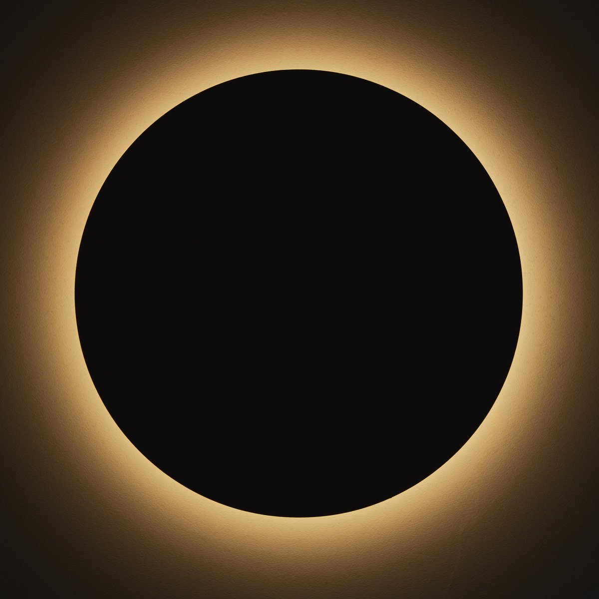 Shadow Ø15 Arena negra lámpara de pared De Brilliant - La l&aacute;mpara de pared y techo LED Sahdow combina estilo y funcionalidad con su elegante dise&ntilde;o fabricado en aluminio y metal en color negro arena.