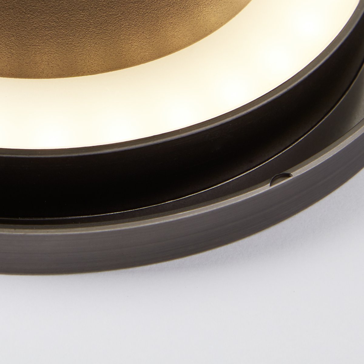 Shadow Ø15 Gris lámpara de pared De Brilliant - La lámpara de pared y techo LED Sahdow combina estilo y funcionalidad con su elegante diseño fabricado en aluminio y metal en color gris.