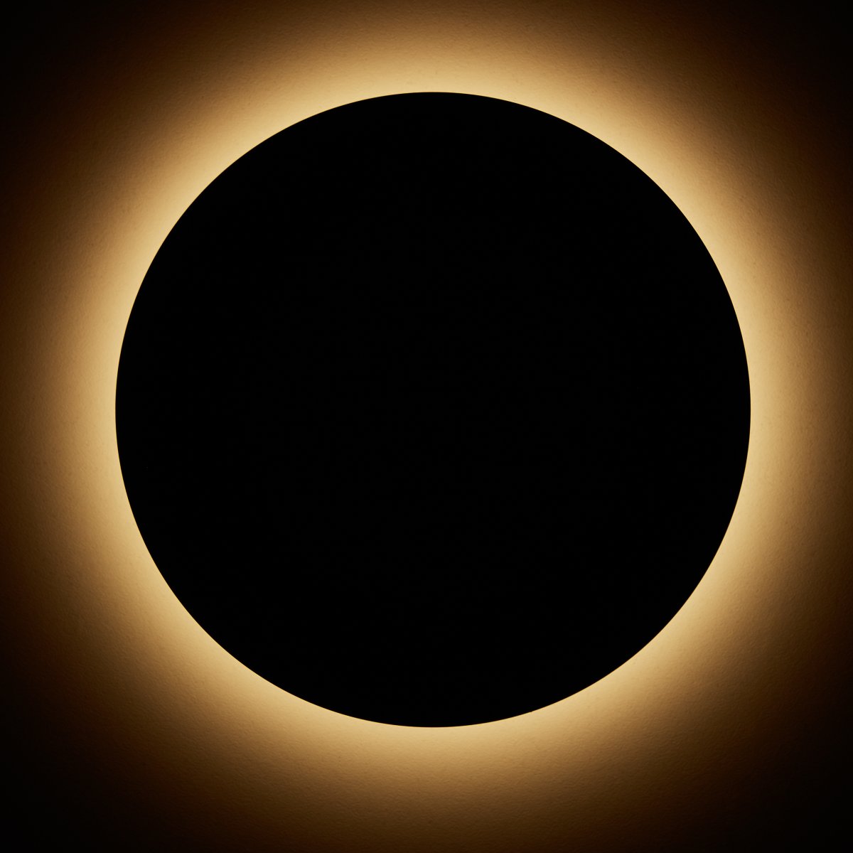 Shadow Ø15 Gris lámpara de pared De Brilliant - La lámpara de pared y techo LED Sahdow combina estilo y funcionalidad con su elegante diseño fabricado en aluminio y metal en color gris.