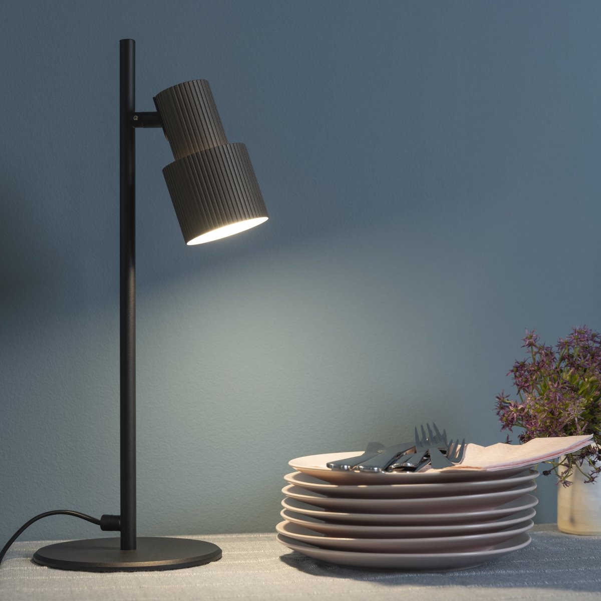 Cadiz 42cm Negro mate lámpara de escritorio De Brilliant - Dispone de un cabezal de lámpara orientable en aspecto de bronce cepillado, que garantiza una distribución óptima de la luz.