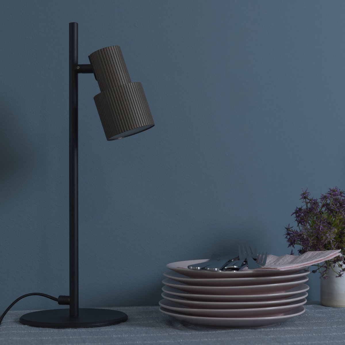 Cadiz 42cm Negro mate lámpara de escritorio De Brilliant - Dispone de un cabezal de lámpara orientable en aspecto de bronce cepillado, que garantiza una distribución óptima de la luz.