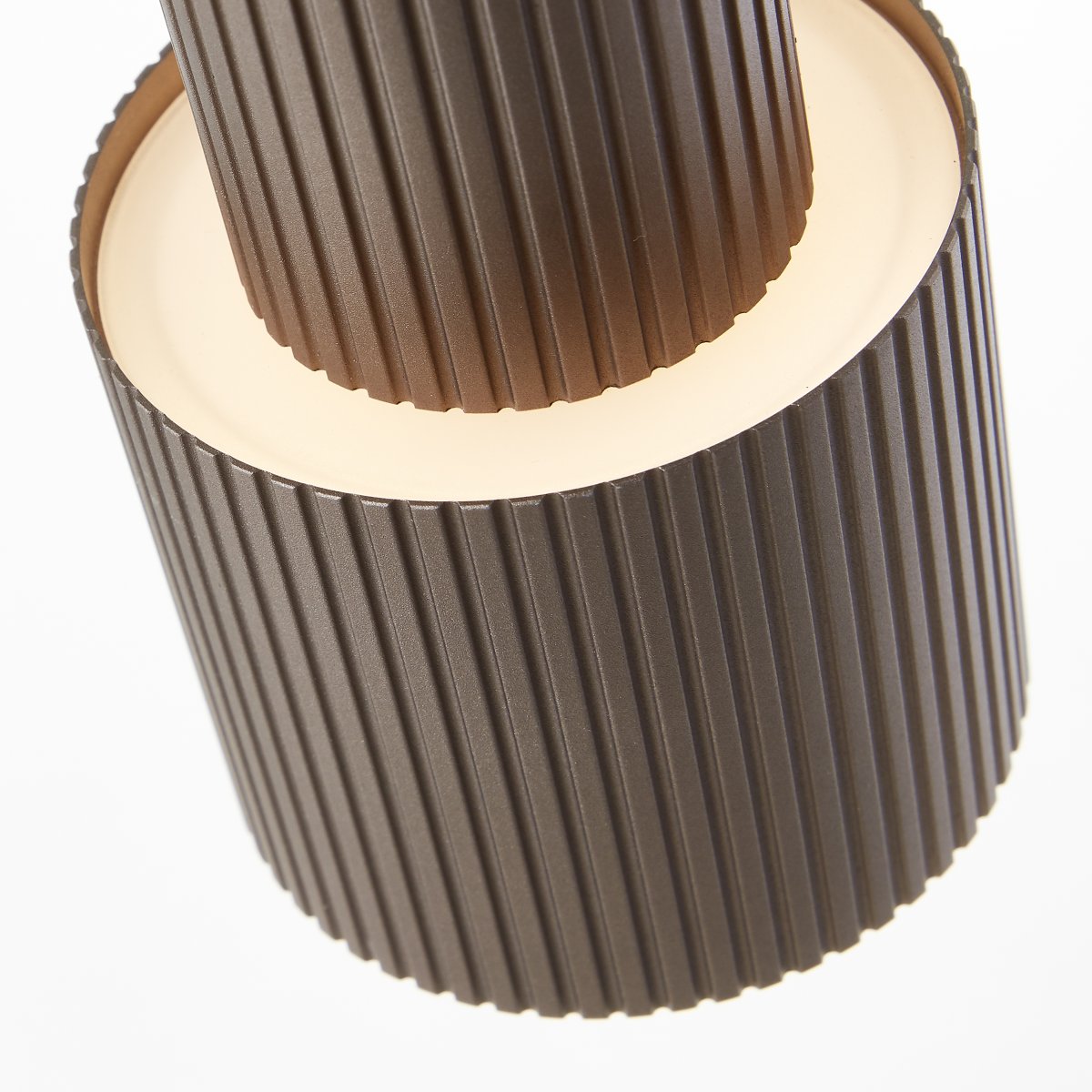 Cadiz 42cm Negro mate lámpara de escritorio De Brilliant - Dispone de un cabezal de lámpara orientable en aspecto de bronce cepillado, que garantiza una distribución óptima de la luz.