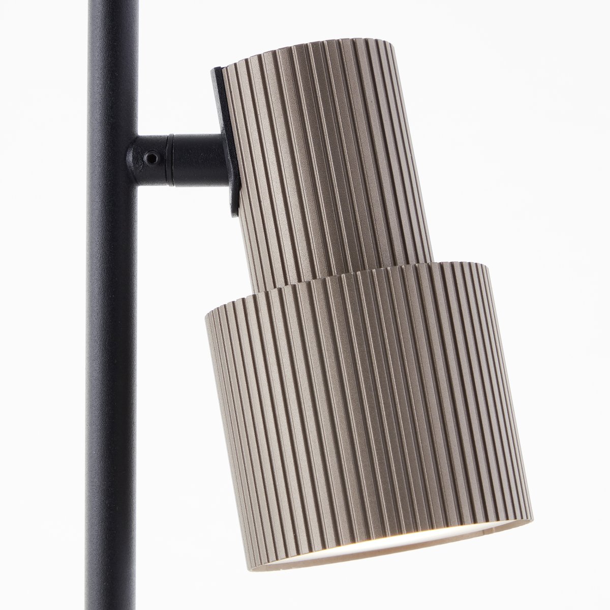 Cadiz 42cm Negro mate lámpara de escritorio De Brilliant - Dispone de un cabezal de lámpara orientable en aspecto de bronce cepillado, que garantiza una distribución óptima de la luz.