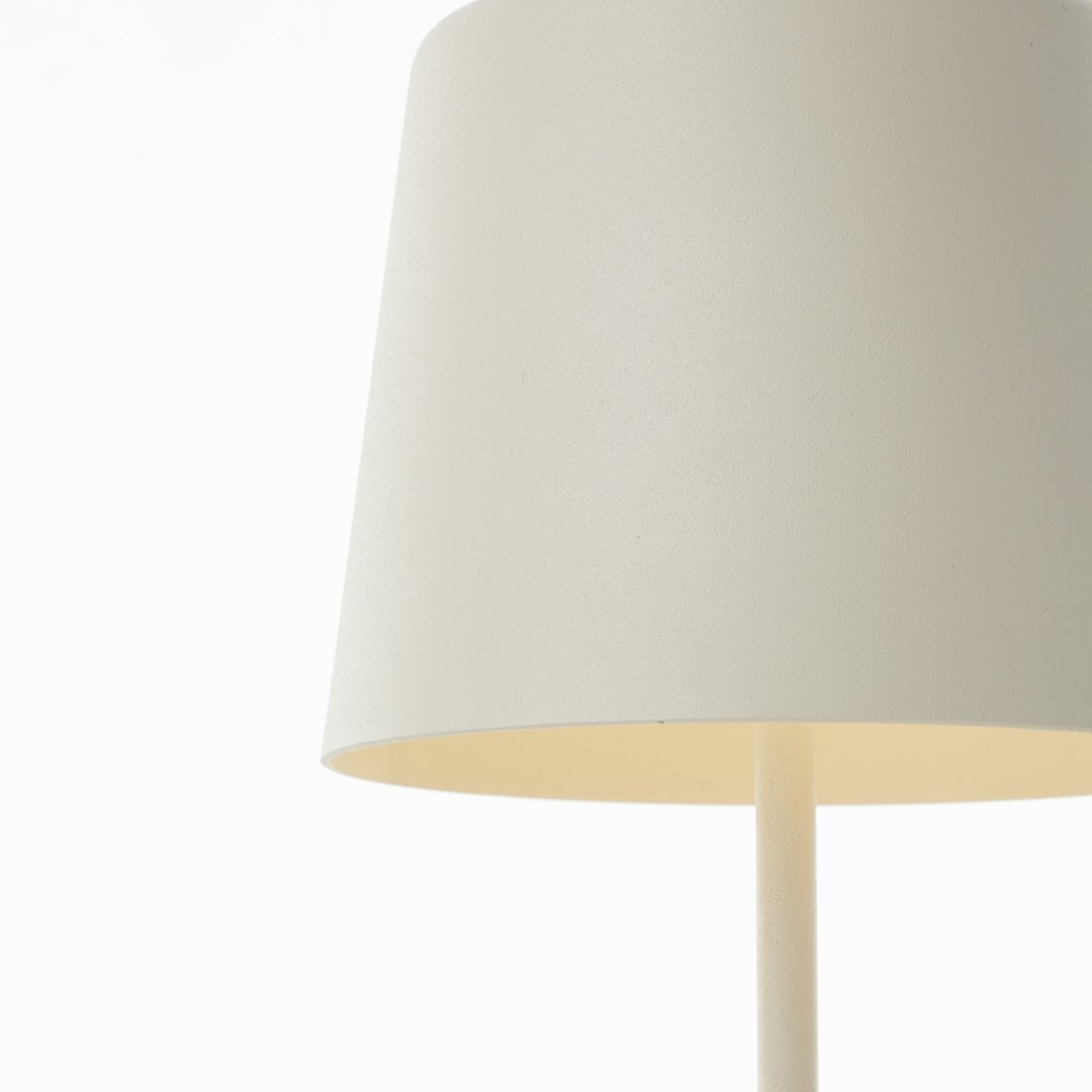 Kaami 37cm Beige portátil De Brilliant - La l&aacute;mpara de mesa dispone de un regulador t&aacute;ctil y ofrece una agradable luz blanca c&aacute;lida (3000 K, 310 l&uacute;menes).