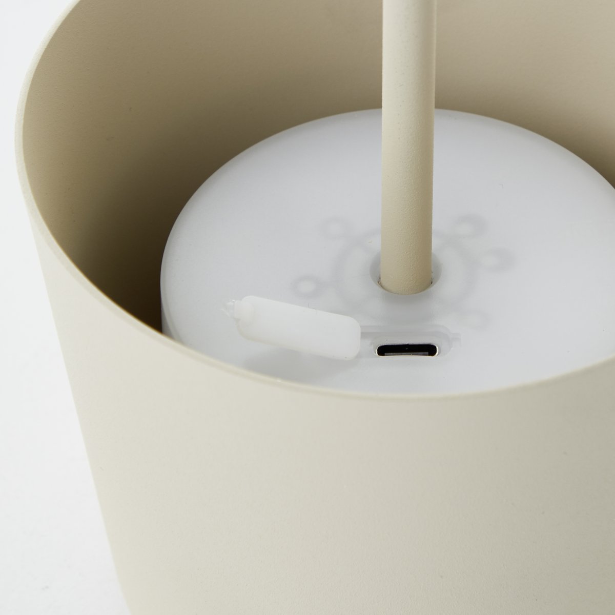 Kaami 37cm Beige portátil De Brilliant - La l&aacute;mpara de mesa dispone de un regulador t&aacute;ctil y ofrece una agradable luz blanca c&aacute;lida (3000 K, 310 l&uacute;menes).