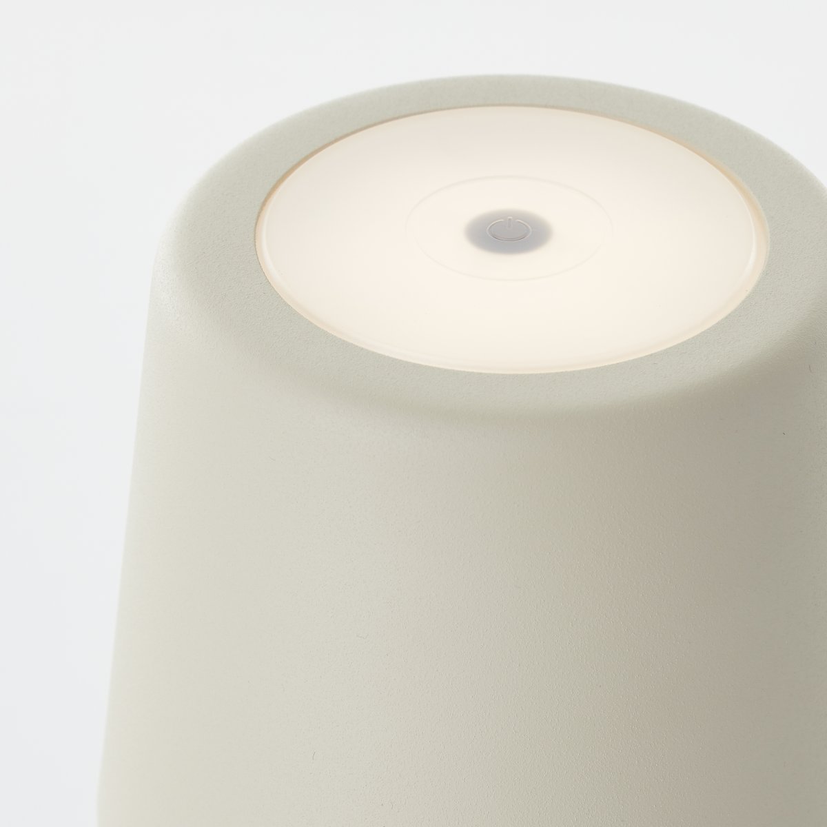 Kaami 37cm Beige portátil De Brilliant - La l&aacute;mpara de mesa dispone de un regulador t&aacute;ctil y ofrece una agradable luz blanca c&aacute;lida (3000 K, 310 l&uacute;menes).