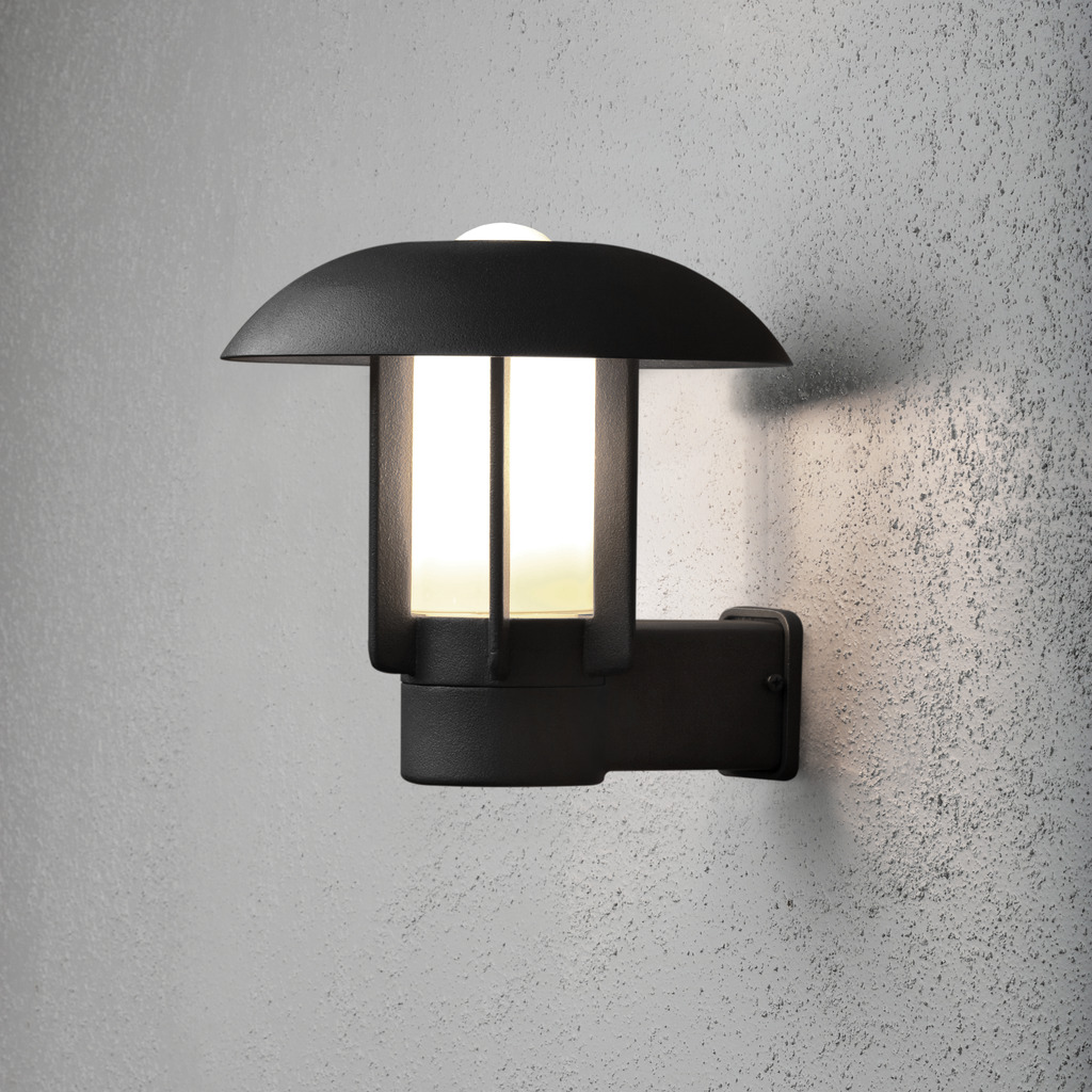 Heimdal Negro lámpara de exterior De Konstsmide - El diseño minimalista de la lámpara con cristal opal le da un toque industrial y encaja perfectamente con fachadas modernas y clásicas.
