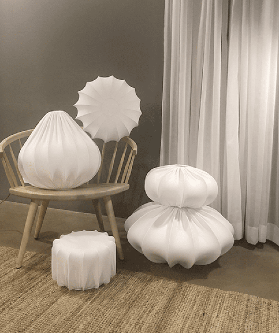 Dalia Pantalla Excl. Colgante Ø40 Blanco Lámpas de techo De PR Home - La l&aacute;mpara de techo Dalia forma parte de una serie de l&aacute;mparas de varios tama&ntilde;os y formas, revestidas de tejido de jersey blanco.