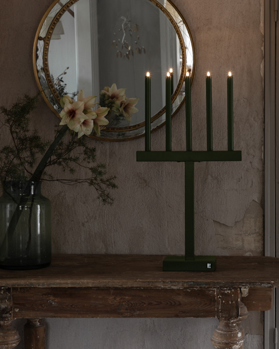 Glimmer Verde oscuro De By Rydéns - Este elegante candelabro de metal mide 74,5 cm de alto y 40,5 cm de largo, lo que lo convierte en un atractivo elemento en su hogar esta Navidad.