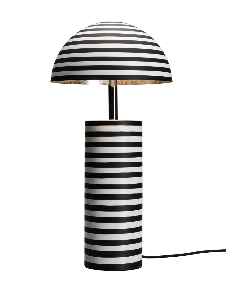 Stripe 50cm En blanco y negro lámpara de mesa De By Rydéns - Gracias a su dise&ntilde;o estilizado, Stripe se puede colocar f&aacute;cilmente en una ventana, sobre una mesa auxiliar o en una estanter&iacute;a.