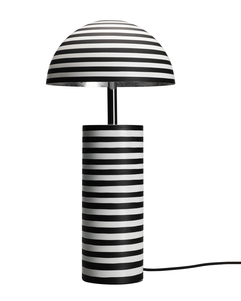 Stripe 50cm En blanco y negro lámpara de mesa De By Rydéns - Gracias a su dise&ntilde;o estilizado, Stripe se puede colocar f&aacute;cilmente en una ventana, sobre una mesa auxiliar o en una estanter&iacute;a.