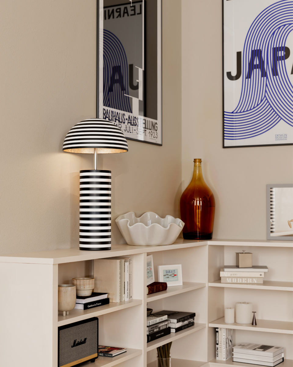 Stripe 50cm En blanco y negro lámpara de mesa De By Rydéns - Gracias a su dise&ntilde;o estilizado, Stripe se puede colocar f&aacute;cilmente en una ventana, sobre una mesa auxiliar o en una estanter&iacute;a.