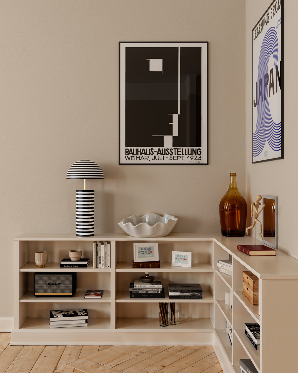 Stripe 50cm En blanco y negro lámpara de mesa De By Rydéns - Gracias a su dise&ntilde;o estilizado, Stripe se puede colocar f&aacute;cilmente en una ventana, sobre una mesa auxiliar o en una estanter&iacute;a.