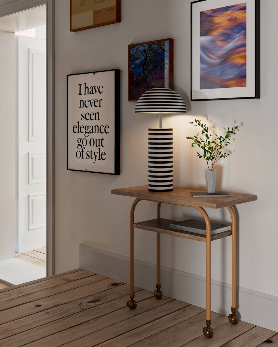 Stripe 50cm En blanco y negro lámpara de mesa De By Rydéns - Gracias a su dise&ntilde;o estilizado, Stripe se puede colocar f&aacute;cilmente en una ventana, sobre una mesa auxiliar o en una estanter&iacute;a.